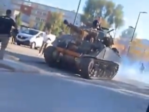 Un char d'assaut déambule en pleine rue (Vidéo)
